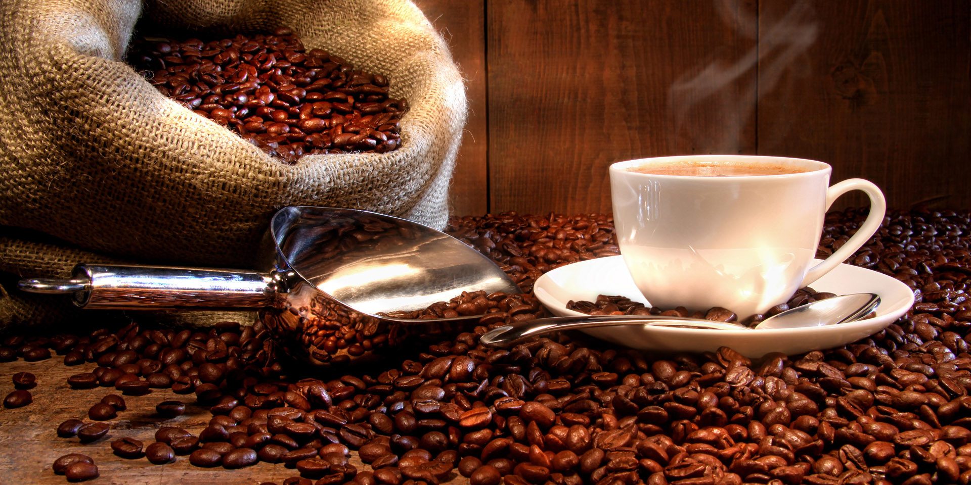 FreeGreatPicture.com-16842-coffee-and-coffee-beans-close-up