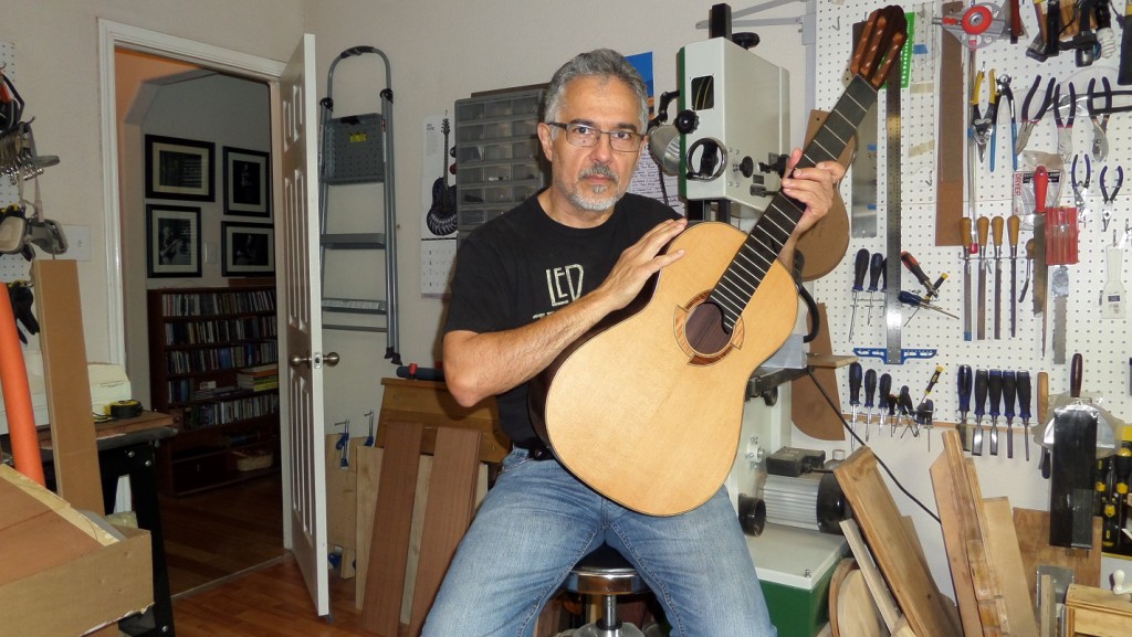 El Maestro Aquiles Torres con una guitarra en proceso de construcción