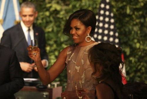 La primera dama de EE.UU. Michelle Obama brinda durante una cena de gala ofrecida al presidente de EE.UU. Barack Obama por el presidente de Argentina Mauricio . Foto: EFE/David Fernández