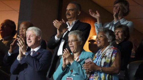 Bill Clinton, presente en la convención, aplaudió el discurso de la primera dama. REUTERS