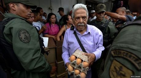 La guardia nacional vigila una venta de huevos en Caracas. GETTY IMAGES