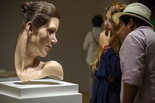 Unos visitantes observan la obra 'Lily', de Jamie Salmon. JAVIER ZORRILLA EFE