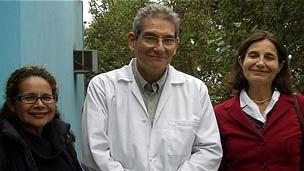 La antropóloga Barbira-Freedman (derecha) ha convivido durante décadas con los indígenas peruanos