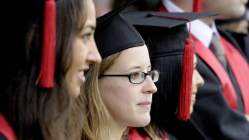 La diferencia entre el salario de graduados universitarios y de personas con secundaria en América Latina supera ampliamente el promedio de los países de la OCDE