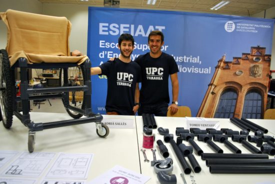 Los estudiantes Adrià Sallés y Bernat Vila, con la silla de ruedas DIY Wheelchair. / UPC