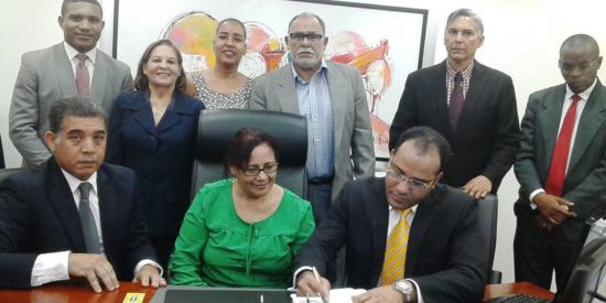 Firma de acuerdo IDP-Hilando Fino