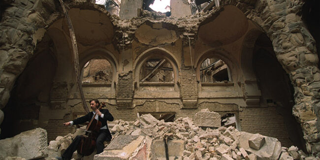 En 1992 el músico Vedran Smailovic tocó su violonchelo entre los escombros de la biblioteca de Sarajevo