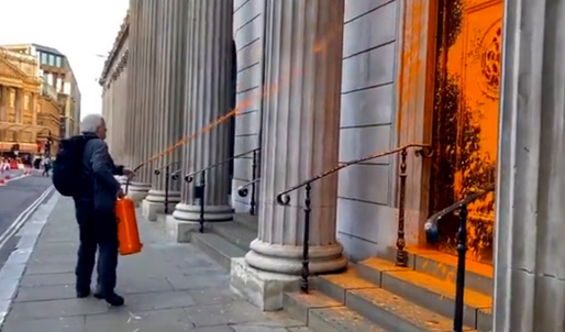 Activistas pintan de naranja cuatro edificios simbólicos de Londres como protesta