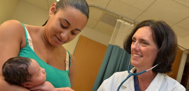 medico-atendiendo-madre-y-nino